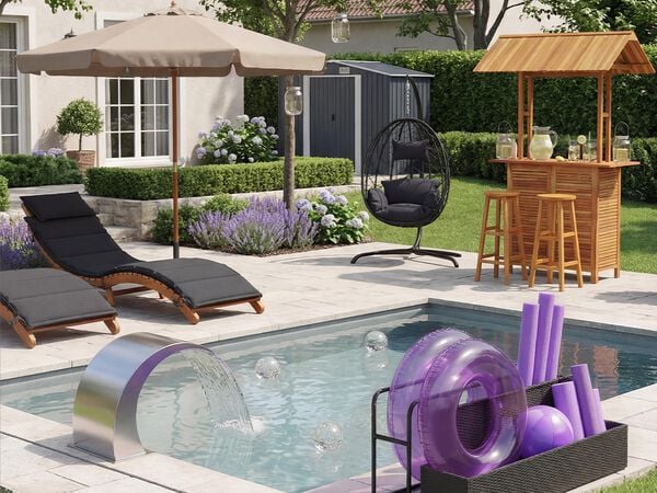 Patio de jardin moderne avec une chaise longue rembourr&eacute;e sous un parasol beige, un fauteuil suspendu en forme d&rsquo;&oelig;uf et un bar ext&eacute;rieur en bois avec tabourets ; entour&eacute; de verdure soign&eacute;e, de fleurs de lavande et d&rsquo;un petit abri de jardin &agrave; l&rsquo;arri&egrave;re-plan.