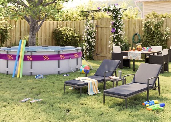 Jardin arri&egrave;re ensoleill&eacute; avec piscine hors sol, frites de piscine, lunettes de natation, ballon de plage et tongs pos&eacute;s dans l&rsquo;herbe. Deux transats noirs en m&eacute;tal avec coussins gris sont install&eacute;s pr&egrave;s d&rsquo;une petite table d&rsquo;appoint, tandis qu&rsquo;un ensemble repas de jardin avec fauteuils tress&eacute;s fonc&eacute;s se trouve pr&egrave;s d&rsquo;une pergola fleurie, d&rsquo;une cl&ocirc;ture en bois et de plantes verdoyantes.