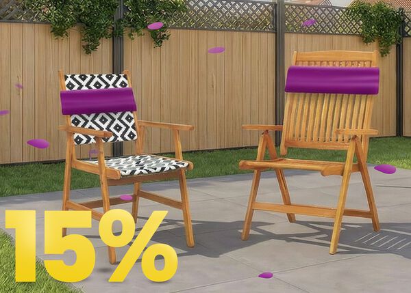 Chaises de jardin en bois sur terrasse ensoleill&eacute;e avec coussins d&eacute;coratifs et fleurs, avec banni&egrave;re promo printemps 15 %.