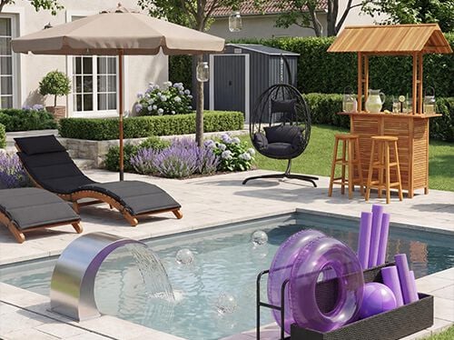 Patio de jardin moderne avec une chaise longue rembourr&eacute;e sous un parasol beige, un fauteuil suspendu en forme d&rsquo;&oelig;uf et un bar ext&eacute;rieur en bois avec tabourets ; entour&eacute; de verdure soign&eacute;e, de fleurs de lavande et d&rsquo;un petit abri de jardin &agrave; l&rsquo;arri&egrave;re-plan.