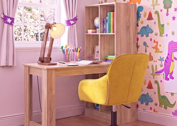 Espace d&rsquo;&eacute;tude lumineux pour enfant avec bureau en bois, chaise ergonomique jaune, lampe de bureau, &eacute;tag&egrave;re de rangement et papier peint dinosaure, id&eacute;al pour cr&eacute;er un espace d&rsquo;apprentissage organis&eacute; et confortable &agrave; la maison.