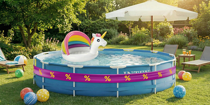  Piscine avec piscine bébé licorne sur le dessus, enveloppée d’un ruban promotionnel violet et jaune, jeux gonflables, transats et parasol dans le jardin. Cliquez pour voir les produits de l’offre.