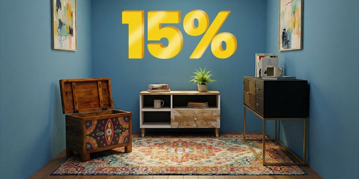 Bannière publicitaire affichant une remise de « 15 % » en grands chiffres jaunes en 3D au-dessus d'une pièce moderne avec un tapis à motifs, un coffre de rangement et un buffet sur fond de murs bleus. Cliquez pour voir les produits de la collection.
