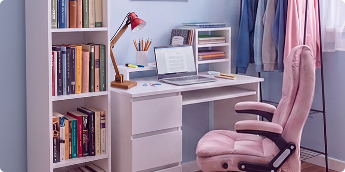 Espace d’étude moderne pour étudiant avec bureau blanc, chaise de bureau ergonomique, ordinateur portable, bibliothèque, meuble de rangement et portant à vêtements dans une chambre lumineuse et bien organisée, pensée pour étudier confortablement et vivre le quotidien étudiant.