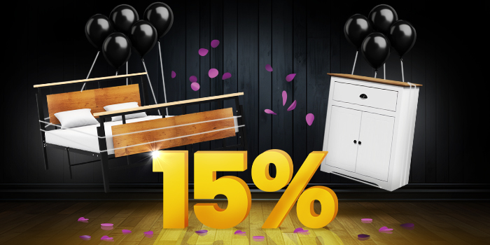 Cadre de lit en bois et métal et buffet blanc avec ballons noirs devant un panneau jaune vif de 15% sur un plancher en bois sombre.