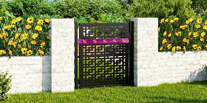  Portail de jardin en métal noir enveloppé d’un ruban promotionnel violet et jaune, encadré par une clôture en béton blanc avec fleurs et verdure à l’arrière-plan. Cliquez pour voir les produits de l’offre.