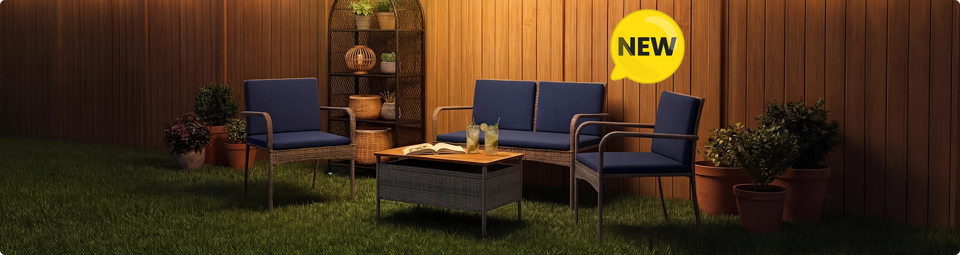 Nouveau salon de jardin en rotin avec des coussins bleu marine, comprenant un canapé deux places, deux fauteuils et une table basse avec rangement sur une pelouse, badge NEW affiché