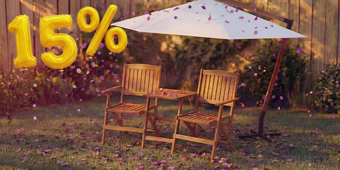 Deux chaises d’extérieur en bois avec une petite table sous un parasol de jardin, entourées de confettis roses et de ballons dorés « 15 % de réduction », mettant en avant une vente saisonnière de parasols et de protections solaires.